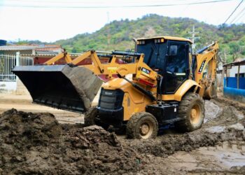 ¡Estamos con la gente! Alcalde Carlos Pinedo dispone maquinaria amarilla para retirar sedimentos en barrios afectados por las lluvias