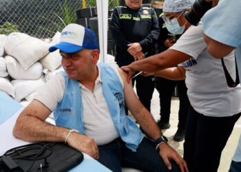 ¡Se inició la vacunación! Alcalde Carlos Pinedo gestiona 9 mil dosis de vacunas para combatir el dengue