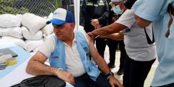 !Se inició la vacunación! Alcalde Carlos Pinedo gestiona 9 mil dosis de vacunas para combatir el dengue