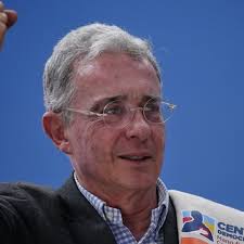Álvaro Uribe expresó preocupación por inseguridad y problemas de saneamiento en Santa Marta