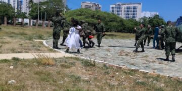 Evacúan en helicóptero a nueve indígenas heridos tras combates en la Sierra Nevada
