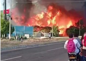 Incendio en empresa Argo genera alarma en la Troncal del Caribe por cercanía a estación de gasolina