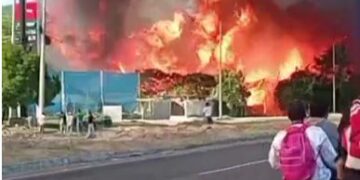 Incendio en empresa Argo genera alarma en la Troncal del Caribe por cercanía a estación de gasolina