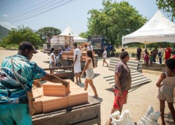 Gobierno de Pinedo lleva materiales de construcción a damnificados en Villa Betel