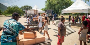 Gobierno de Pinedo lleva materiales de construcción a damnificados en Villa Betel