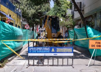 Alcaldía de Carlos Pinedo inicia el programa de reparcheo “Uno Menos” para mejorar movilidad en Santa Marta