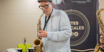 Aires de saxofón inspiran a estudiantes de     Tecnología en Artes Musicales en master class