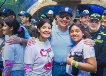 Alcalde Carlos Pinedo lidera controles y acompañamiento a turistas en playas de Santa Marta durante Semana Santa