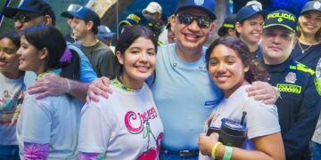 Alcalde Carlos Pinedo lidera controles y acompañamiento a turistas en playas de Santa Marta durante Semana Santa