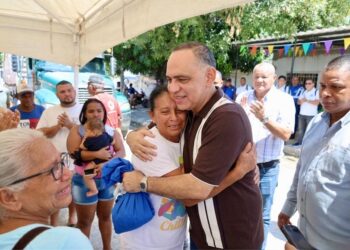 Alcalde Carlos Pinedo entregó materiales de construcción a 25 familias de Vista al Mar