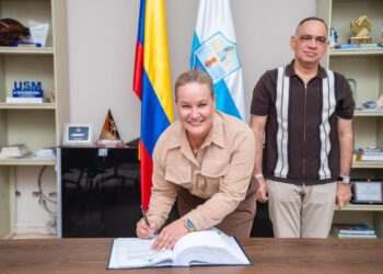 Alcalde Carlos Pinedo Cuello posesiona a Sarita Vives Gutiérrez como nueva Secretaria de Movilidad