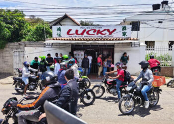 Violento atraco en la avenida del Libertador: adulta mayor resulta herida a bala frente a local comercial