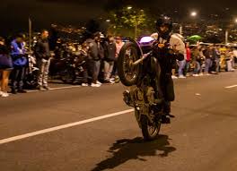 “Se les acabó la carrera”: jóvenes denuncian que grupo armado les quitó motos en plena Troncal del Caribe