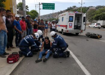 Motociclista resulta gravemente herida tras accidente en la Troncal del Caribe