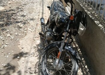 Comunidad de Cantilito está alarmada por motocicleta abandonada frente a una vivienda
