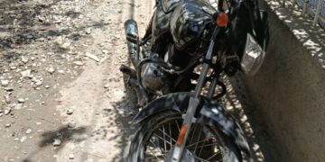 Comunidad de Cantilito está alarmada por motocicleta abandonada frente a una vivienda