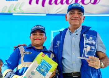 Alcalde Carlos Pinedo sorprende con reconocimientos y regalos a madres agentes de tránsito en Santa Marta