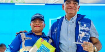 Alcalde Carlos Pinedo sorprende con reconocimientos y regalos a madres agentes de tránsito en Santa Marta