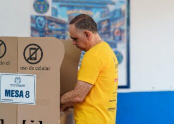 Alcalde Carlos Pinedo ejerció su derecho al voto tras apertura de las elecciones