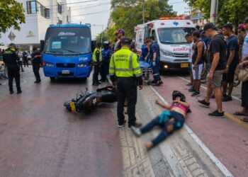 Madre e hija resultaron gravemente heridas tras ser arrolladas por bus  en el centro de Santa Marta
