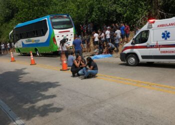Mujer murió tras caer de un bus en la Troncal del Caribe