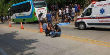 Mujer murió tras caer de un bus en la Troncal del Caribe