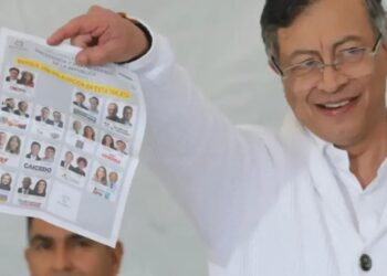 Petro muestra su voto en plena jornada electoral y desata polémica por presunta participación política