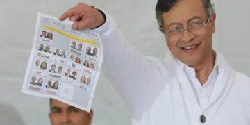 Petro muestra su voto en plena jornada electoral y desata polémica por presunta participación política