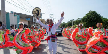 La identidad Caribe se tomó las calles de Santa Marta con desfile y concurso de comparsas de UNIMAGDALENA