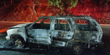 Campero se incendió en plena Troncal del Caribe y quedó completamente destruido