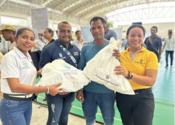 Entregan kits de calzado a 2.000 familias afectadas por las lluvias en Santa Marta