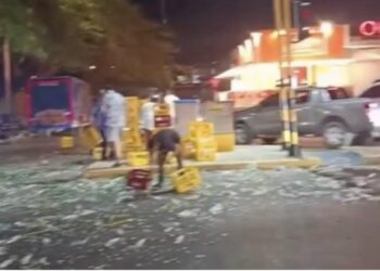 Caída de carga de camión provocó congestión en la avenida del Ferrocarril