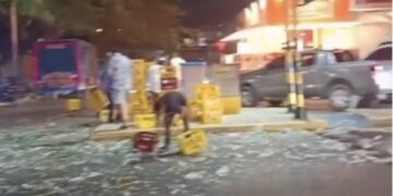 Caída de carga de camión provocó congestión en la avenida del Ferrocarril