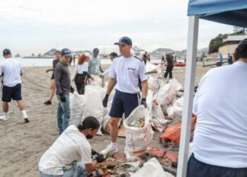 Retiran más de dos toneladas de residuos de playa Los Cocos