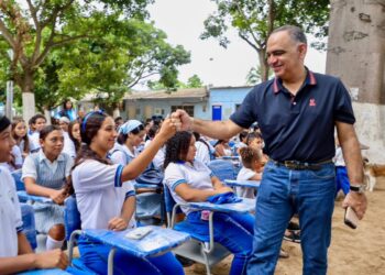 Pinedo llega a la última vereda con 200 pupitres para la IED Palominito