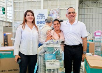 Alcalde Carlos Pinedo entrega insumos productivos a 265 víctimas del conflicto