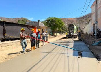 Alcalde Carlos Pinedo avanza con más calles pavimentadas en Pescaíto