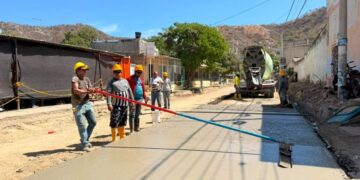 Alcalde Carlos Pinedo avanza con más calles pavimentadas en Pescaíto