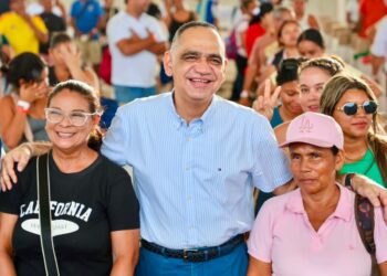 “No están solos”: Pinedo entrega ayudas a familias afectadas en Gaira