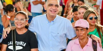 “No están solos”: Pinedo entrega ayudas a familias afectadas en Gaira