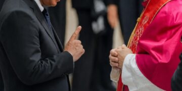Petro buscará apoyo del papa León XIV para proteger a campesinos