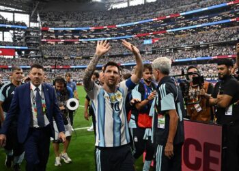 Messi hace historia y clasifica a Argentina a los dieciseisavos de final