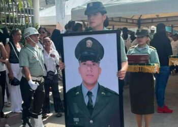 Entre honores y aplausos, Ciénaga despidió al patrullero Andrés Camilo Gómez, asesinado durante un ataque armado