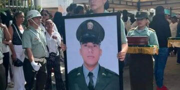 Entre honores y aplausos, Ciénaga despidió al patrullero Andrés Camilo Gómez, asesinado durante un ataque armado