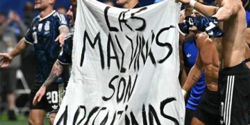Polémica mundialista: Reino Unido pide investigar a Argentina por pancarta sobre las Malvinas tras eliminar a Inglaterra