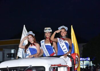 Carros antiguos y caballos llenaron de alegría a Santa Marta