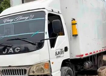 ¡Por poco termina en tragedia! Camión perdió el control y causó destrozos en una calle de San Fernando»