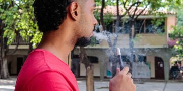 Vapear en lugares prohibidos podría costarle hasta $933.000: estas son las nuevas reglas en Colombia