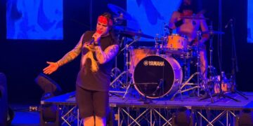 El Teatro Cajamag se rindió al rock: dos horas de clásicos, guitarras y un público que no dejó de vibrar