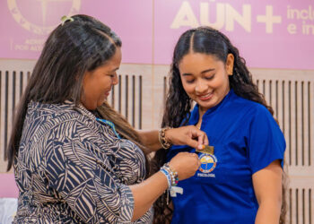 Futuros psicólogos UNIMAGDALENA reciben insignias para servir a la sociedad